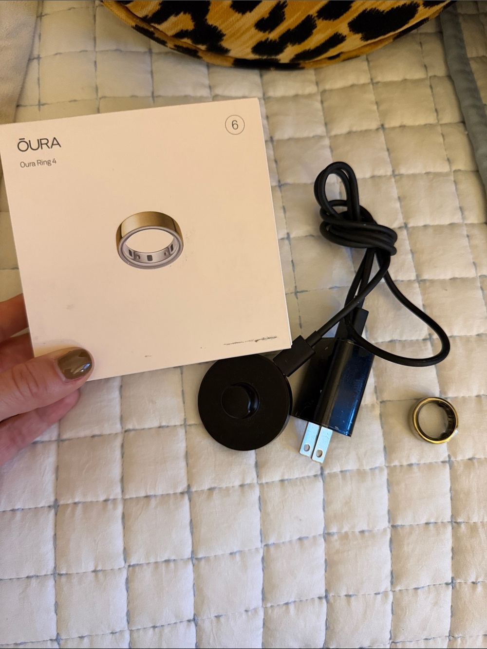 Oura Ring 4 Gold Smart Health Ring with Charger